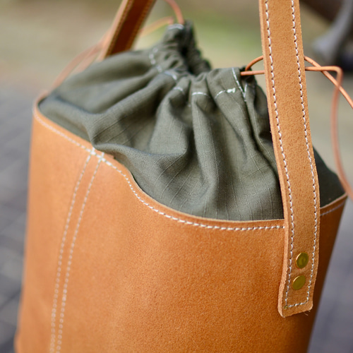 イタリアンレザーとコーデュラ素材を組み合わせた、本革巾着ワンハンド