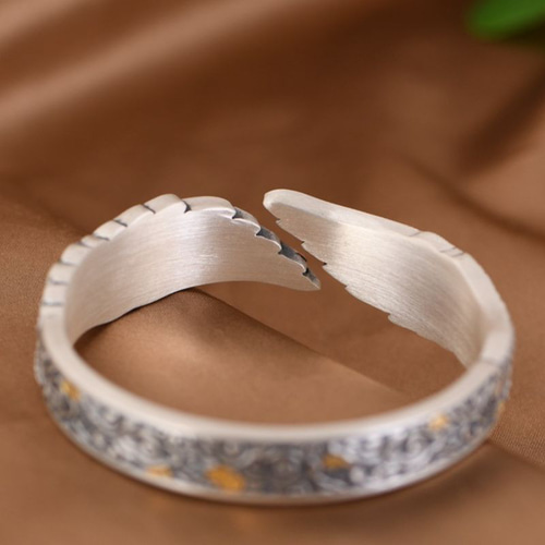 羽モチーフのバングル - 細かな彫刻を施した豪華な純銀アクセサリー  