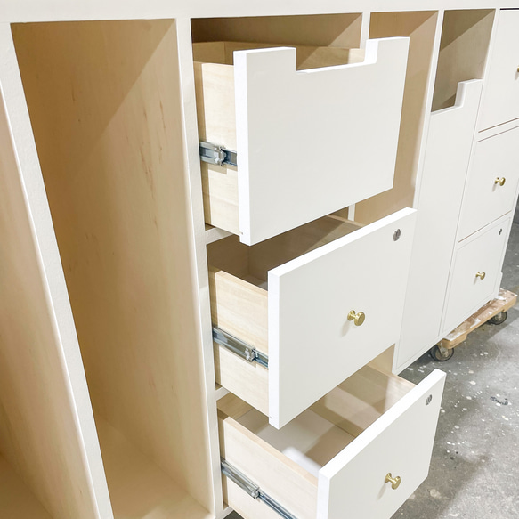 百貨店向けレジカウンター ショッピングモール向け対面カウンター アンティークカウンター W1800ホワイト 特注店舗什器 D550