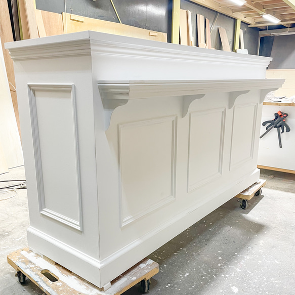 百貨店向けレジカウンター ショッピングモール向け対面カウンター アンティークカウンター W1800ホワイト 特注店舗什器 D550