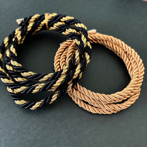 つまみ細工　黒　アイボリー　ゴールド つまみ細工髪飾り 振袖 袴 色打掛 成人式 卒業式 赤 ゴールド 白 黒 和