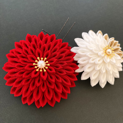 つまみ細工髪飾り　成人式　卒業式　紅白　赤　えんじ　振袖　着物　袴　晴れ着　和装 つまみ細工髪飾り 成人式 卒業式 晴れ着 紅白 赤 振袖 和装 着物