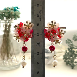 大きめ 紅白の梅の花とパールの耳飾り  選べるイヤリング／ピアス 3枚目の画像