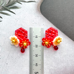 切子風レジンと紅白の梅の花の耳飾り  選べるイヤリング／ピアス 3枚目の画像
