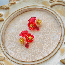 切子風レジンと紅白の梅の花の耳飾り  選べるイヤリング／ピアス 1枚目の画像