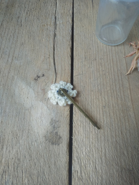 小花のふわふわヘアピン 2枚目の画像