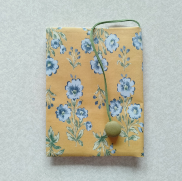 布のブックカバー(青い花ベージュ） 1枚目の画像