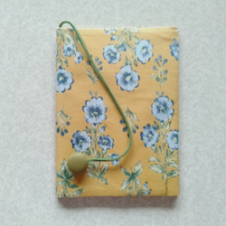 布のブックカバー(青い花ベージュ） 2枚目の画像