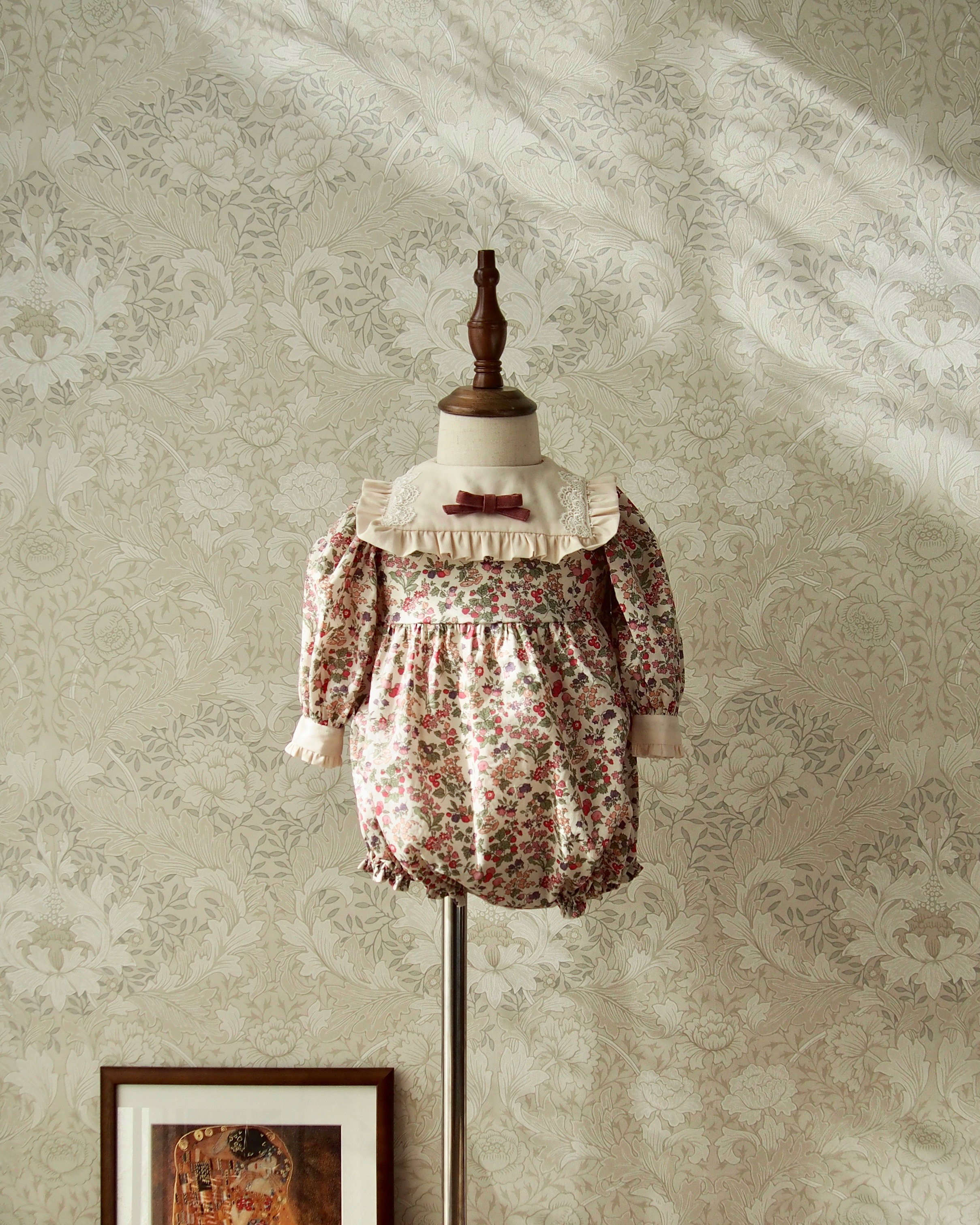 【 いちご好きさんへ❤︎ 】フリルストロベリーロンパース｜リバティプリント｜女の子ロンパース｜イチゴ｜入園式｜バースデー