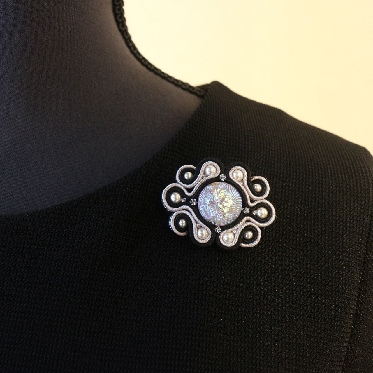 【Molly-モリー-】 soutache（ソウタシエ）ブローチ ［ブラック系］　ラッピング可です☆.:*