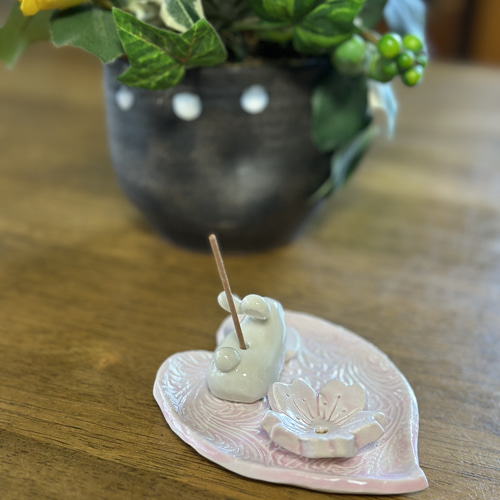 桜色のハートのお皿にちょこんと座る可愛いうさぎさんのお香立て