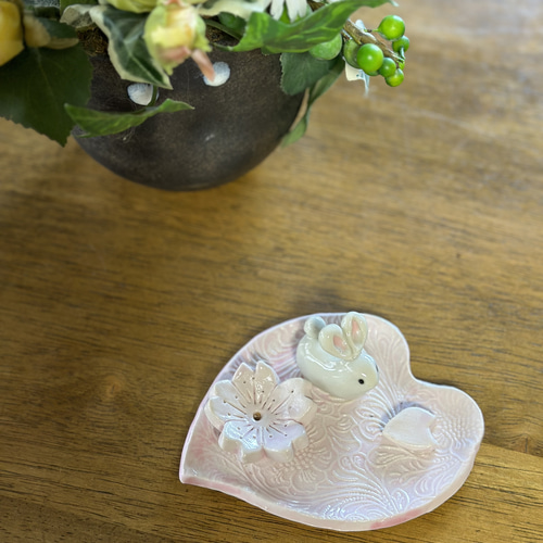 桜色のハートのお皿にちょこんと座る可愛いうさぎさんのお香立て