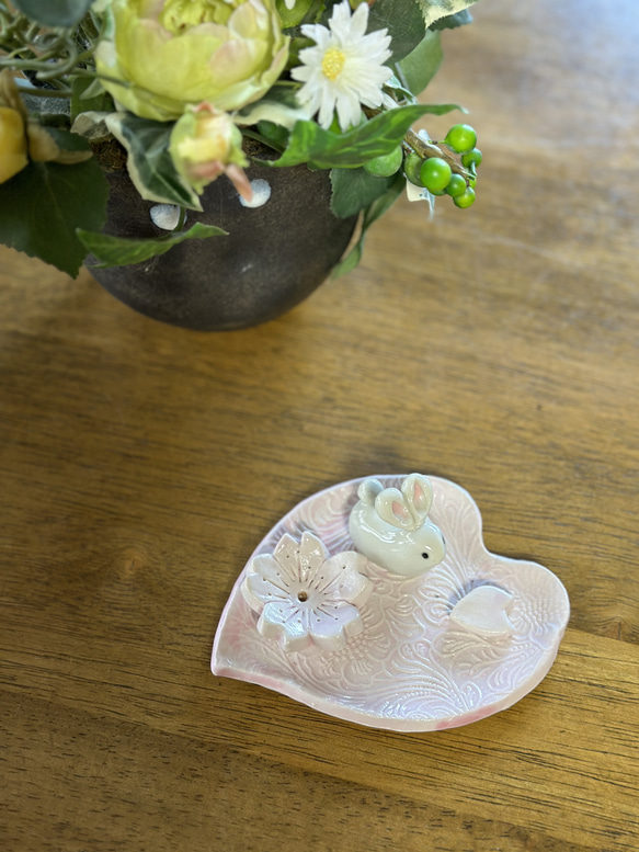 桜色のハートのお皿にちょこんと座る可愛いうさぎさんのお香立て 2枚目の画像