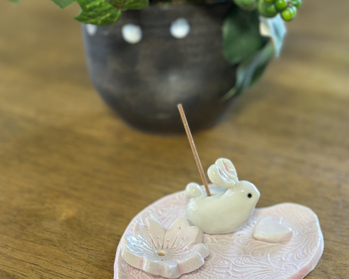 桜色のハートのお皿にちょこんと座る可愛いうさぎさんのお香立て
