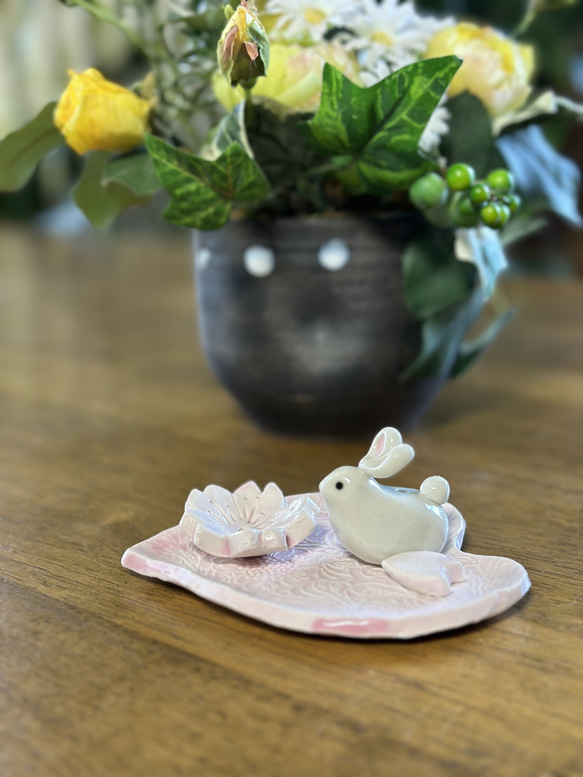 桜色のハートのお皿にちょこんと座る可愛いうさぎさんのお香立て 4枚目の画像