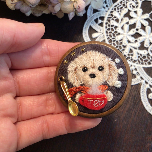 トイプードル 手刺繍 刺繍 ブローチ ビーズ ハンドメイド