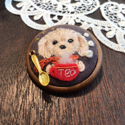 ブローチ　トイプードル　刺繍　手刺繍　ビーズ　ハンドメイド　プレゼント　木苺 5枚目の画像