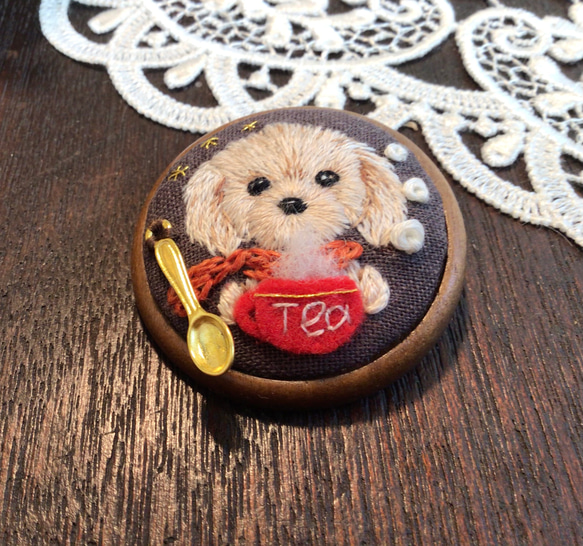 ブローチ　トイプードル　刺繍　手刺繍　ビーズ　ハンドメイド　プレゼント　木苺 5枚目の画像