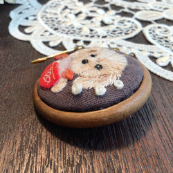 ブローチ　トイプードル　刺繍　手刺繍　ビーズ　ハンドメイド　プレゼント　木苺 4枚目の画像