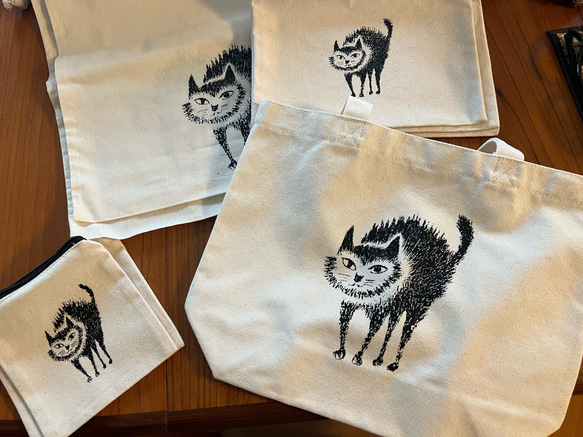 成田ヒロシデザイン福袋12品入り。ゴミネコオブジェ、ユエクチュマと読めないシリーズ他オリジナルデザインTシャツ2枚入り 