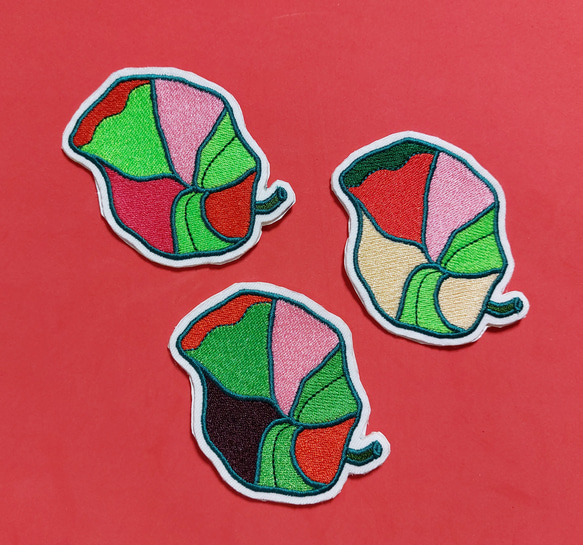 ラッパ花 ワッペン 刺繍 アップリケ 花 葉 植物 蛍光 ネオンカラー グリーン ホームメイド ピンク オリジナル 2枚目の画像