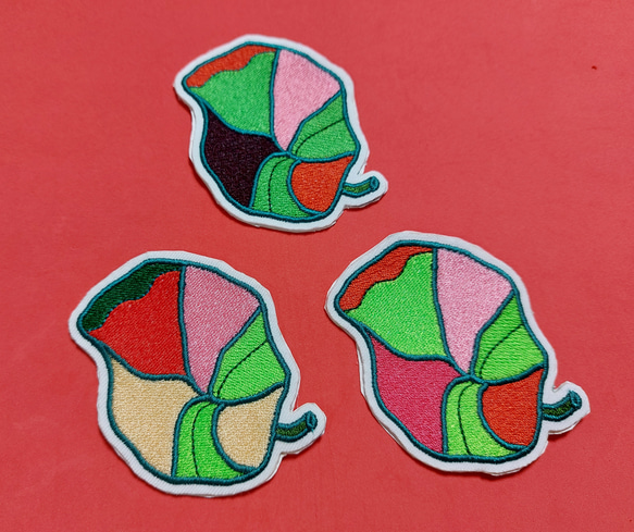 ラッパ花 ワッペン 刺繍 アップリケ 花 葉 植物 蛍光 ネオンカラー グリーン ホームメイド ピンク オリジナル 3枚目の画像