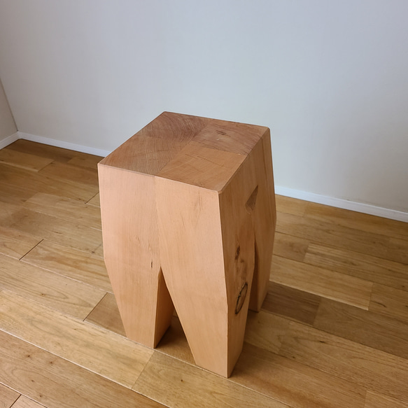【1点のみ】彫刻のようなスツール　ピーラー　米松　椅子　花台　サイドテーブル　無垢　天然　自然　木製　置物　オブジェ 1枚目の画像
