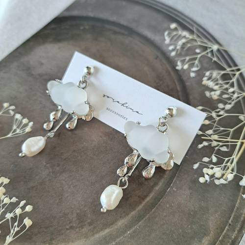 水晶フリルカービングと淡水パールてるてる坊主みたいなピアスチャーム(*ˊ˘ˋ*) 金属アレルギー対応 淡水パールのチェーンチャーム