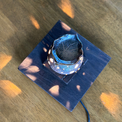 【再販】桜の花びらがひらひらと舞う焼き締め茶香炉&電球付きの木製台 7枚目の画像