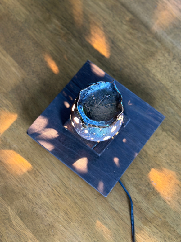 【再販】桜の花びらがひらひらと舞う焼き締め茶香炉&電球付きの木製台 7枚目の画像