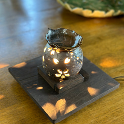 【再販】桜の花びらがひらひらと舞う焼き締め茶香炉&電球付きの木製台 8枚目の画像