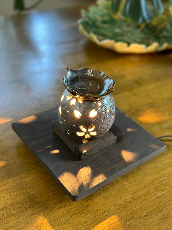 【再販】桜の花びらがひらひらと舞う焼き締め茶香炉&電球付きの木製台 8枚目の画像