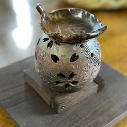 【再販】桜の花びらがひらひらと舞う焼き締め茶香炉&電球付きの木製台 12枚目の画像