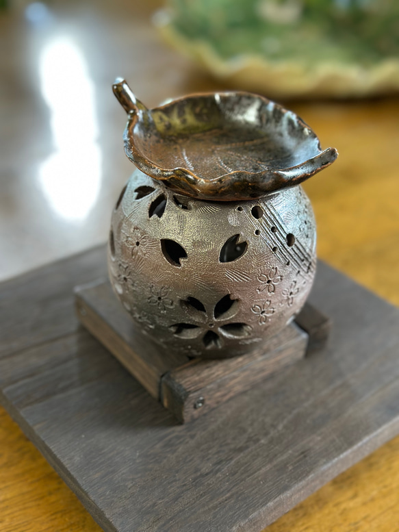 【再販】桜の花びらがひらひらと舞う焼き締め茶香炉&電球付きの木製台 12枚目の画像