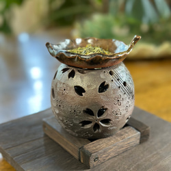 【再販】桜の花びらがひらひらと舞う焼き締め茶香炉&電球付きの木製台 11枚目の画像