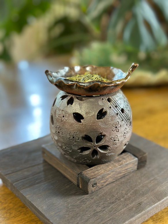 【再販】桜の花びらがひらひらと舞う焼き締め茶香炉&電球付きの木製台 11枚目の画像