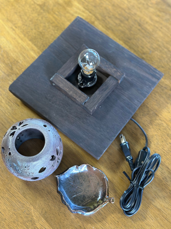 【再販】桜の花びらがひらひらと舞う焼き締め茶香炉&電球付きの木製台 4枚目の画像