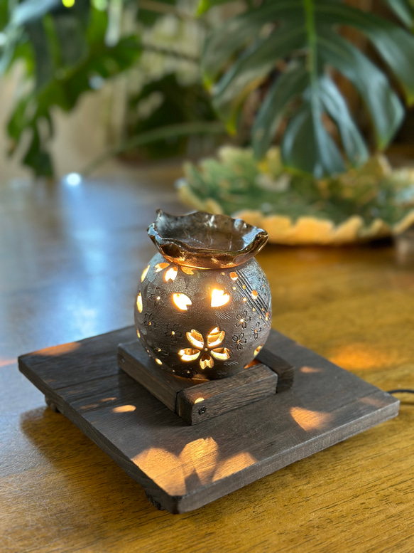 【再販】桜の花びらがひらひらと舞う焼き締め茶香炉&電球付きの木製台 1枚目の画像