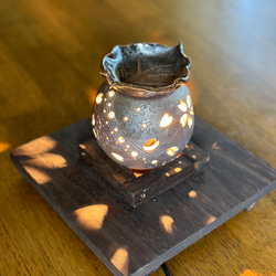 【再販】桜の花びらがひらひらと舞う焼き締め茶香炉&電球付きの木製台 2枚目の画像