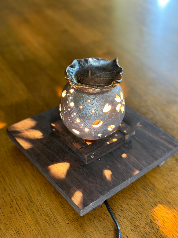 【再販】桜の花びらがひらひらと舞う焼き締め茶香炉&電球付きの木製台 2枚目の画像