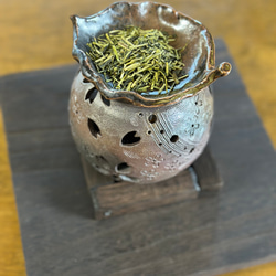 【再販】桜の花びらがひらひらと舞う焼き締め茶香炉&電球付きの木製台 6枚目の画像