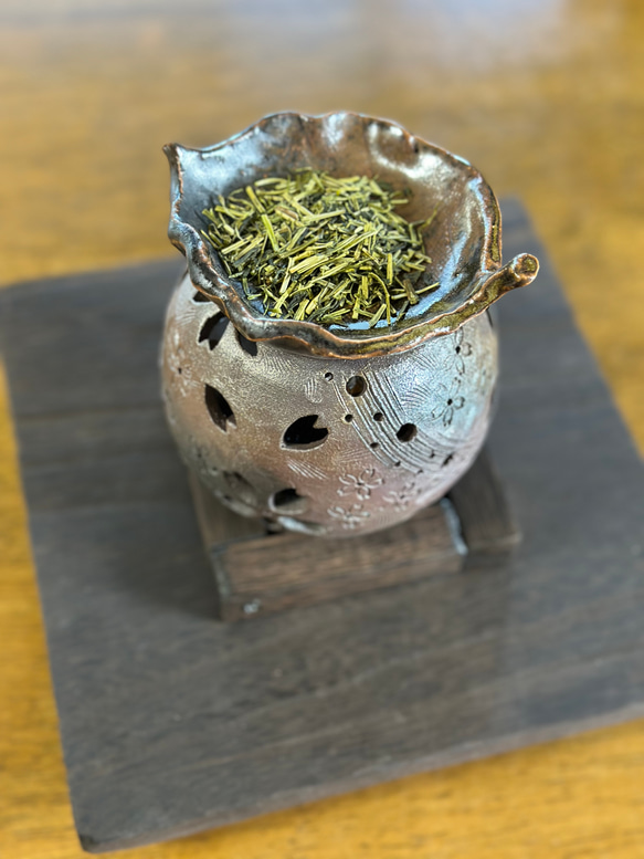 【再販】桜の花びらがひらひらと舞う焼き締め茶香炉&電球付きの木製台 6枚目の画像