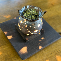 【再販】桜の花びらがひらひらと舞う焼き締め茶香炉&電球付きの木製台 5枚目の画像