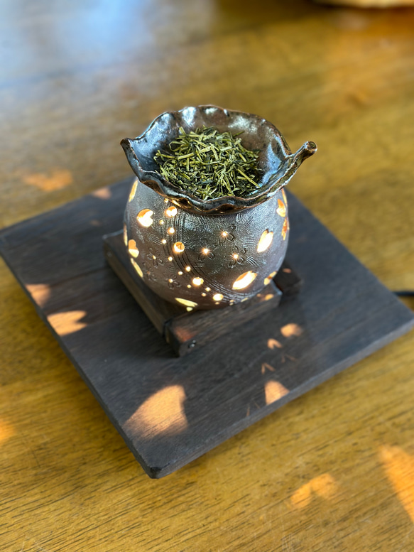 【再販】桜の花びらがひらひらと舞う焼き締め茶香炉&電球付きの木製台 5枚目の画像