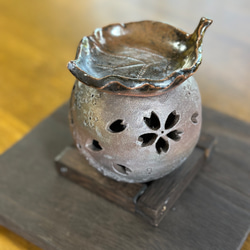【再販】桜の花びらがひらひらと舞う焼き締め茶香炉&電球付きの木製台 3枚目の画像