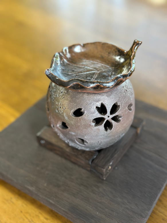【再販】桜の花びらがひらひらと舞う焼き締め茶香炉&電球付きの木製台 3枚目の画像