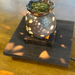 【再販】桜の花びらがひらひらと舞う焼き締め茶香炉&電球付きの木製台 10枚目の画像