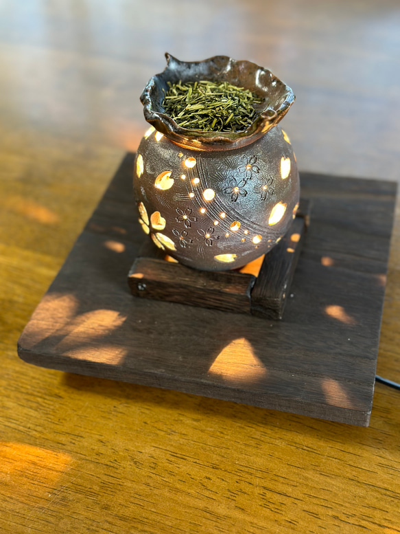 【再販】桜の花びらがひらひらと舞う焼き締め茶香炉&電球付きの木製台 10枚目の画像