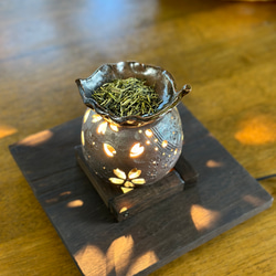 【再販】桜の花びらがひらひらと舞う焼き締め茶香炉&電球付きの木製台 9枚目の画像