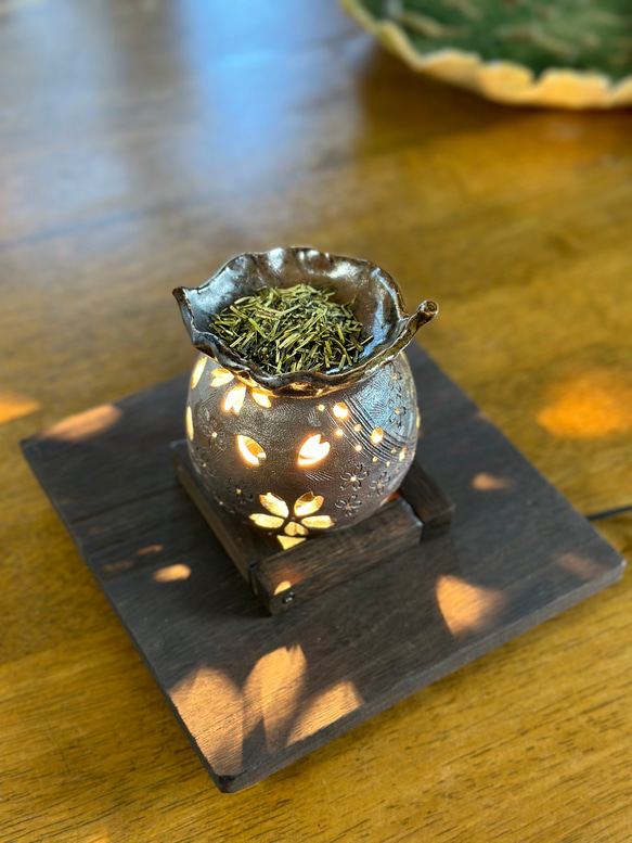 【再販】桜の花びらがひらひらと舞う焼き締め茶香炉&電球付きの木製台 9枚目の画像